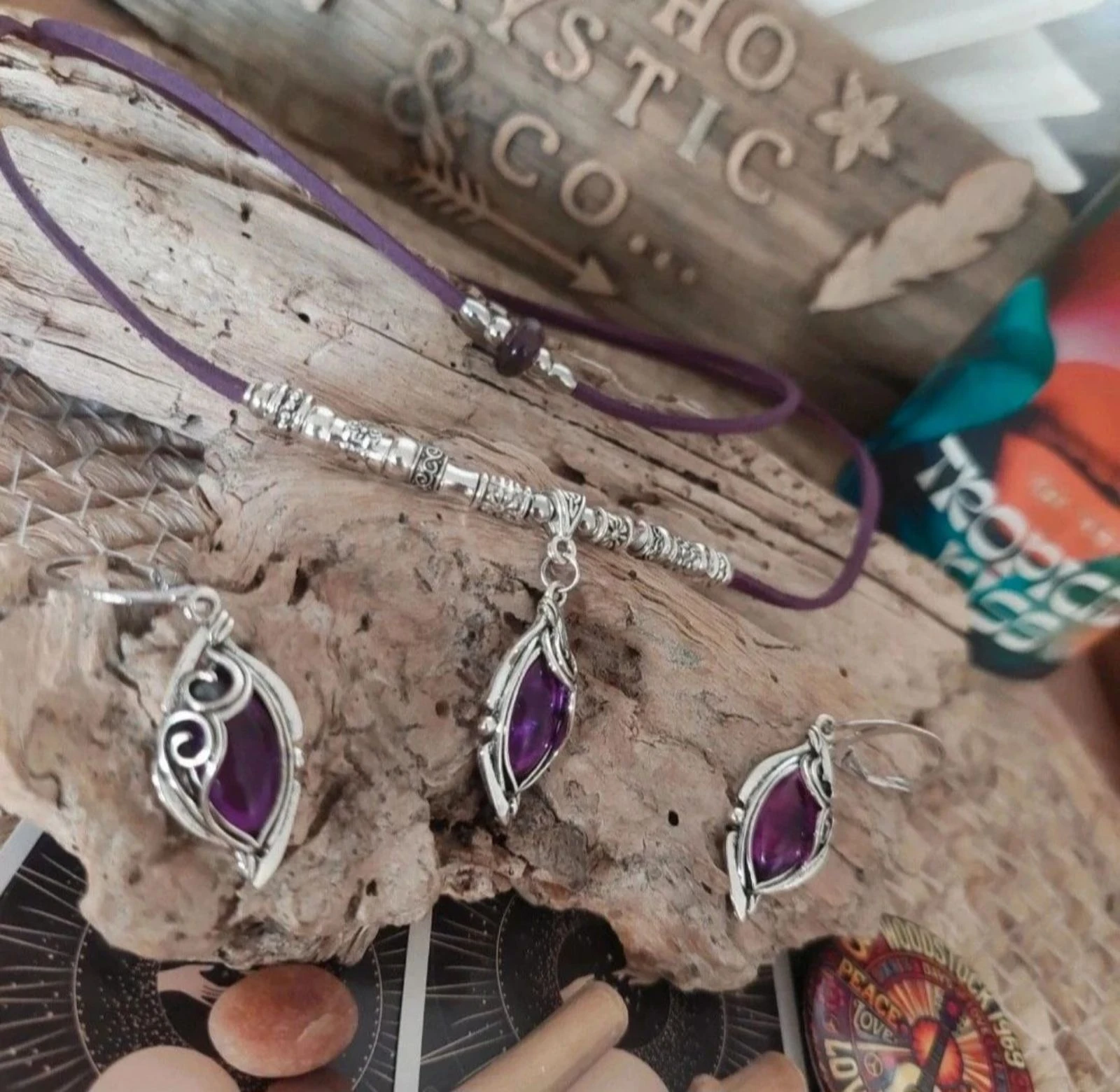 Parure boho místico de dos hilos con cabujón de espiral de resina translúcida violeta – photo 4